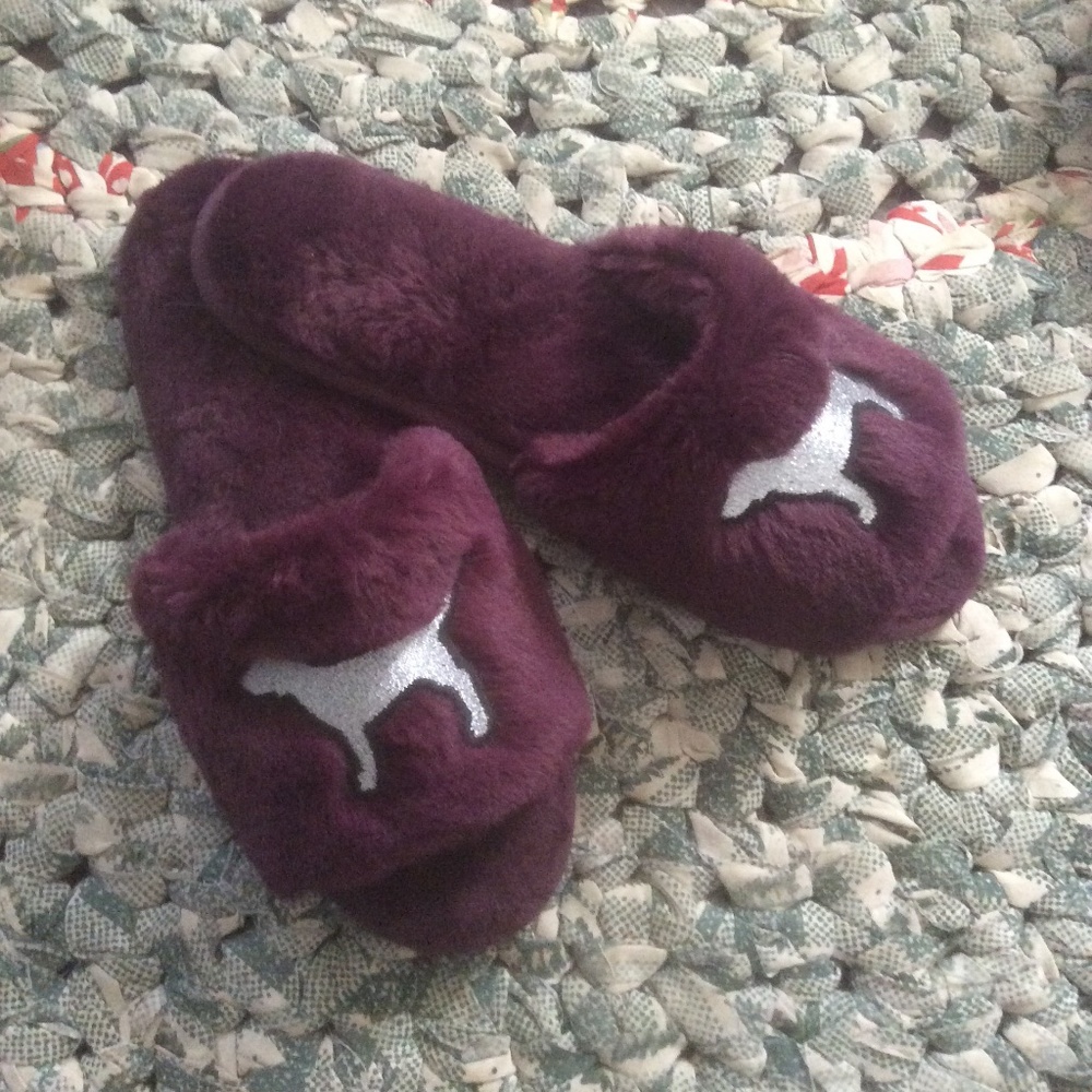 Victoria Secret’s PINK slippers 7/8 M